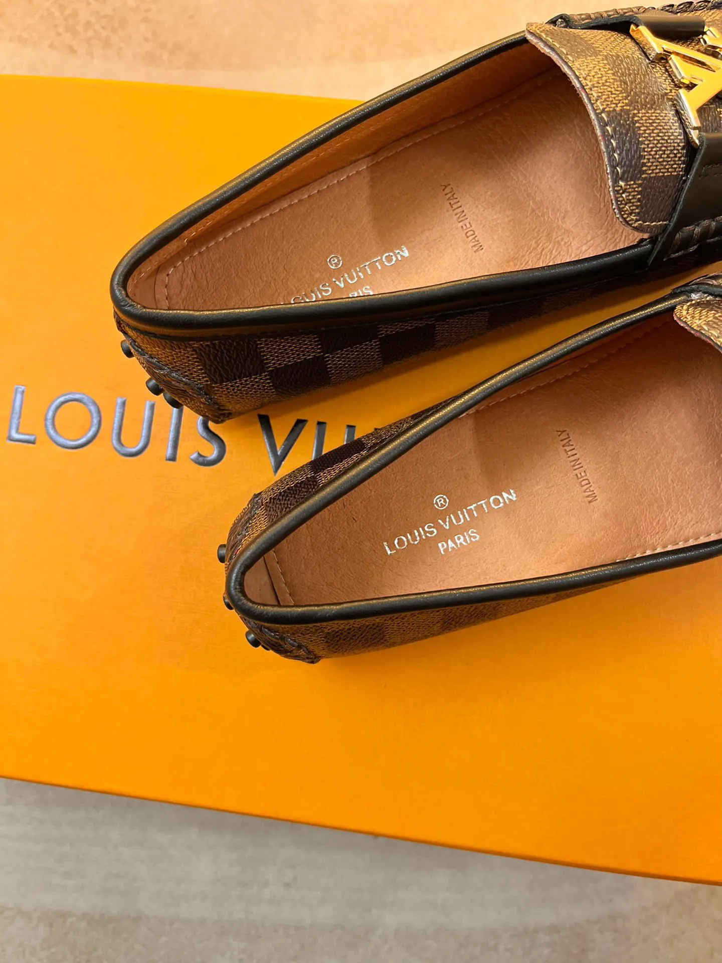 p460💰Couple model❤️🇫🇷 𝙇𝙤𝙪𝙞𝙨 𝙑𝙪𝙞𝙩𝙩𝙤𝙣 🇫🇷Louis Vuitton 2023 Classic𝓛𝓿 𝓣𝓻𝓪𝓲𝓷𝓮𝓻 Sports Series ➪➪➪¯ [Arizona Doudou Shoes Series] ▪️▪️▪️Arizona slip-on shoes are made of Monogram Eclipse canvas. Its hand-painted and dyed edges and hand-sewn uppers fully demonstrate Louis Vuitton's traditional shoemaking craftsmanship. This slip-on shoe is very lightweight. The integrated tongue and upper make it particularly comfortable and flexible. The soft outsole is equipped with rubber padding. Decorated with matching sash. Detailed features: ☑️Monogram Eclipse canvas ☑️Black Eclipse pattern ☑️Hand-painted shoe edges ☑️Hand-sewn uppers (each pair takes time to process) ☑️Integrated tongue and upper construction ☑️Outsole equipped with rubber lining ☑️size: 35_46